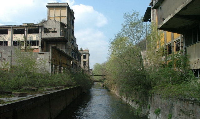La ex cartiera pare essere diventata un luogo di svago per gli adolescenti, ma i pericoli abbondano (foto Blitz)