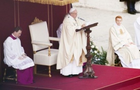Mons. Becciu: al Papa interessa misericordia, non folle oceaniche