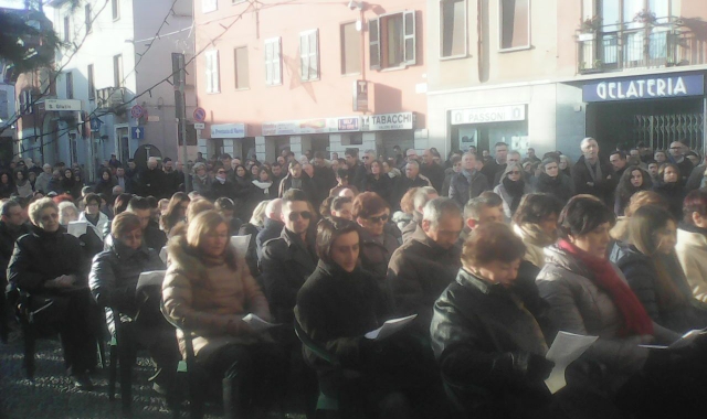 La folla riunitasi per l’addio a Alessandro Giani (foto Zidda)