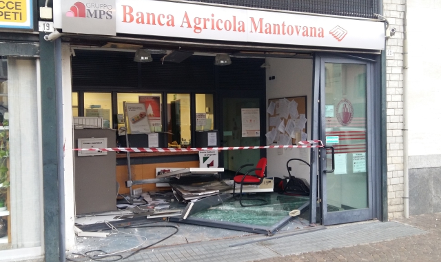 La vetrata dell’agenzia distrutta dal carro attrezzi (Foto Pubblifoto)