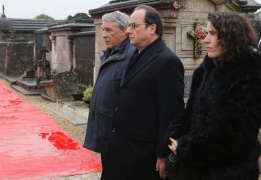 Hollande sulla tomba di Mitterand a 20 anni dalla morte
