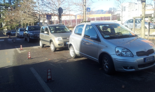 Auto in divieto in via Guicciardini (Foto Red.)