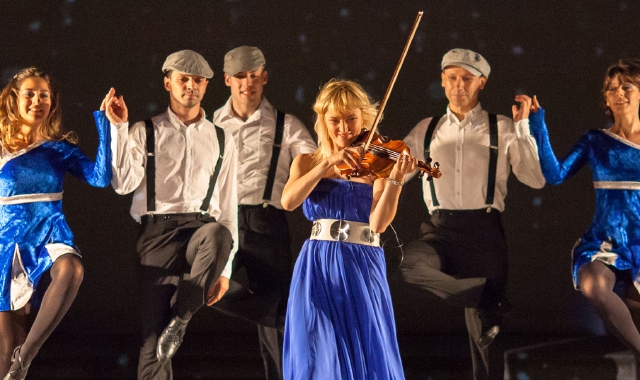 La violinista Saule Kilaite in «Andando, vivendo» (foto di Matteo Marsili)