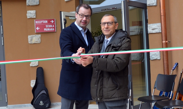 Il taglio del nastro della nuova scuola (Foto Blitz)