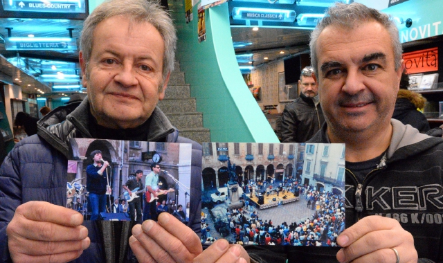 Il titolare della “Casa del disco”, Mauro Gritti, insieme a Elio Girompini, fondatore della band “Distretto 51”. Ieri, l’ultimo assalto della clientela (Blitz)