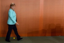 Merkel: agire contro antisemitismo, vigilare su giovani immigrati