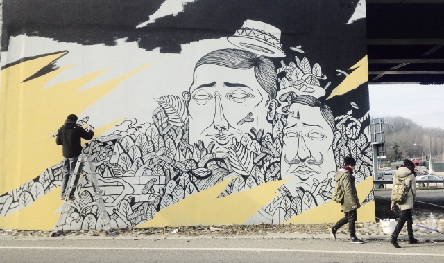 Fabrizio Sarti in arte Seacreative lavora al nuovo murales che si ammira alla rotonda dell’Iper