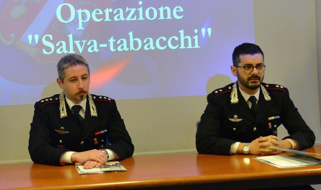 Il capitano Brunetti e il tenente De Lisa hanno illustrato i dettagli dell’operazione che ha portato in carcere i tre giovani nomadi (Blitz)