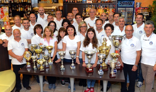 I soci del Vespa Club Varese con alcuni trofei (Foto Blitz)