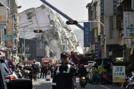 Terremoto a Taiwan, si cercano oltre 120 persone sotto le macerie