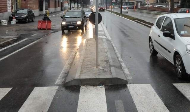In via Carlo Noè i nuovi spartitraffico fanno discutere (Foto Blitz)