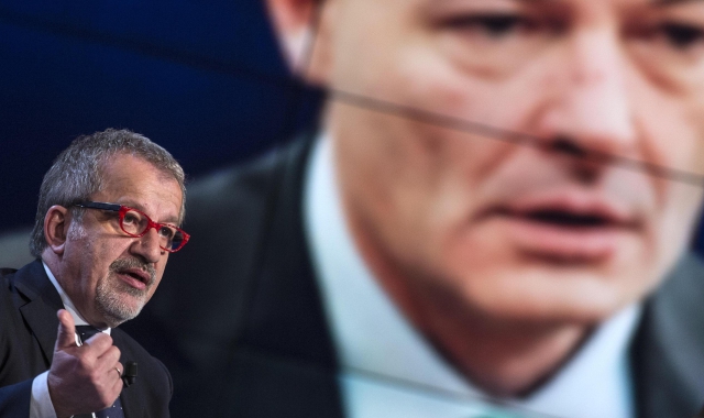 Roberto Maroni ospite a “Porta a Porta”: sullo schermo alle sue spalle Fabio Rizzi (foto Ansa)