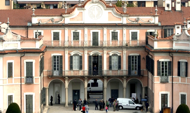 Palazzo Estense, la corsa si scalda 
