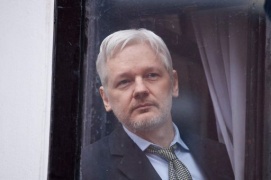 Legali Assange a corte Stoccolma: riesaminare mandato arresto