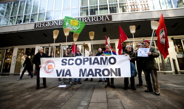 La manifestazione contro Roberto Maroni fuori del Pirellone