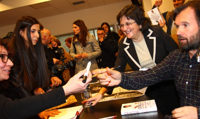 Lo chef stellato Carlo Cracco ospite dell’Istituto superiore Falcone (Foto Blitz)