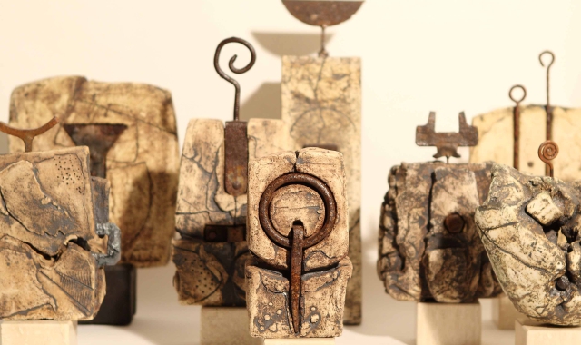 Le ceramiche del ciclo «Silente Praesentia» dell’artista di Cunardo Giorgio Robustelli sono in  mostra a Saronno