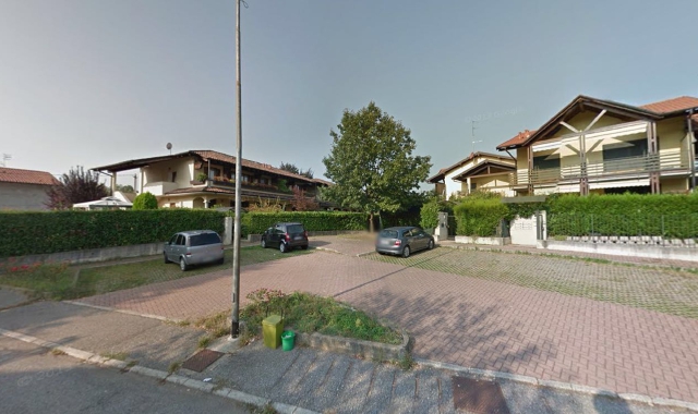 Via Liguria: a sinistra si trova la palazzina con i  due appartamenti affittati all’associazione Exodus