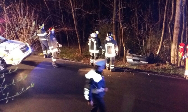 Auto si ribalta: tre feriti