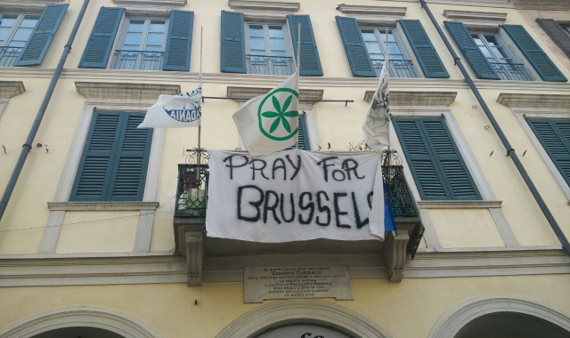 Piazza del Podestà, striscione in ricordo della tragedia di Bruxelles