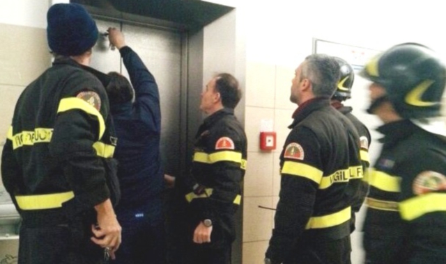 Si blocca ascensore all’ospedale: due feriti