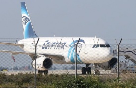 Squilibrato dirotta su Cipro volo EgyptAir, passeggeri in salvo
