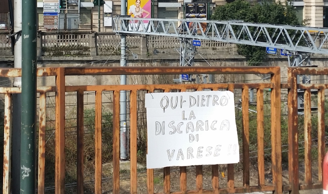 Il cartello spuntato sulla massicciata di via Bixio 