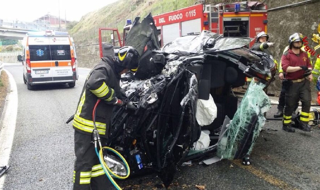 L’auto distrutta nel ribaltamento a Travedona (Foto Vdf)