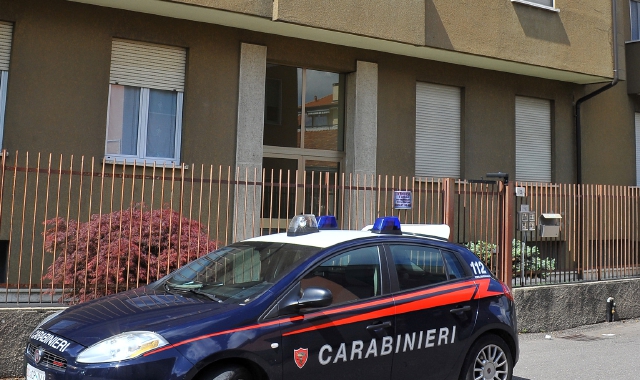 L’imputato in aula col suo avvocato e la scena del delitto