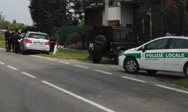 Uno dei posti di controllo effettuati dalla polizia locale nella zona di via Novara