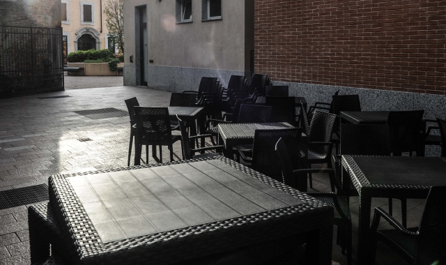 Tavolini sempre più numerosi in piazza San Giovanni