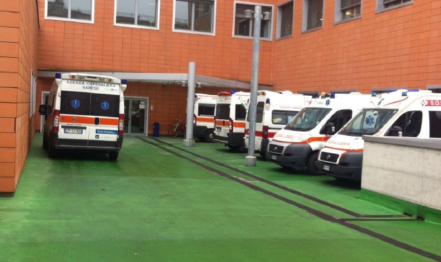 Gli operatori del servizio ambulanze chiedono ai varesini di regalare un mezzo all’ospedale