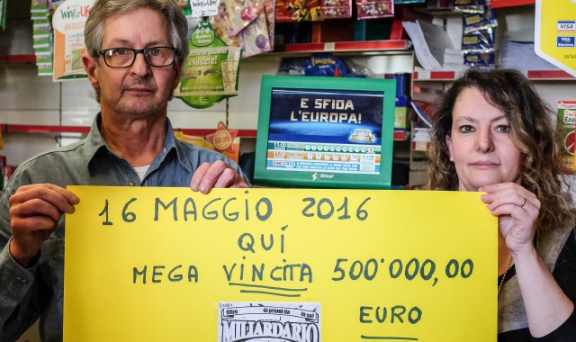 Angelo e Sabina Grampa mostrano orgogliosi il biglietto vincente che ha fruttato 500mila euro