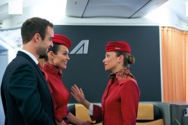 Hostess in rosso, Alitalia abbandona il verde per le nuove divise