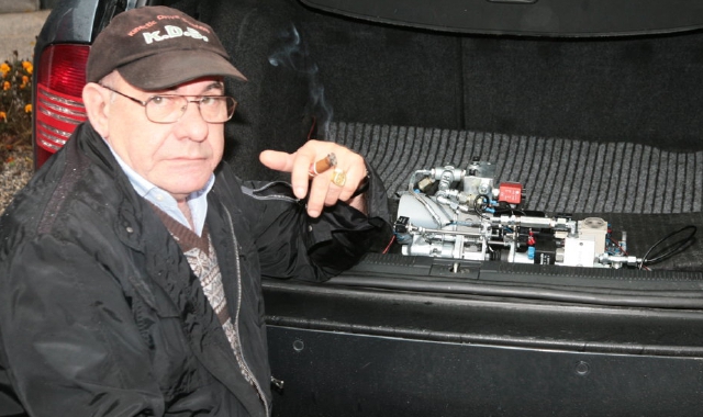 Leonardo Grieco con il marchingegno da lui inventato nel 2011