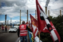 Francia, polizia sgombera raffinerie occupate per protesta
