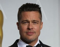 Bimba rischia essere schiacciata dai fan, Brad Pitt la salva