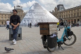 A Parigi, un artista fa scomparire la piramide del Louvre