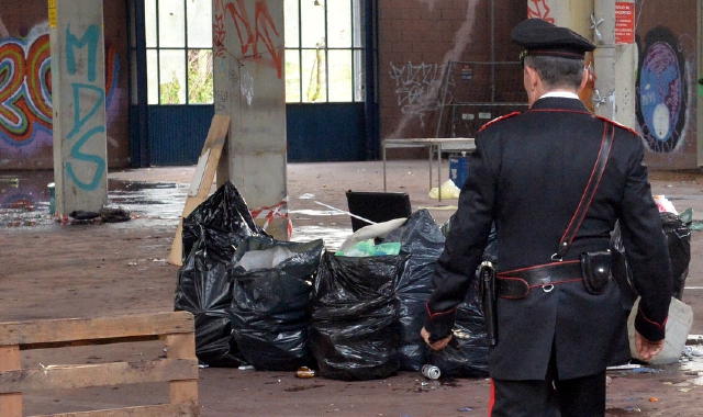 Un carabiniere nell’ex cartiera dopo un rave party abusivo (Foto Archivio)