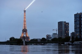 Francia, cala la piena della Senna ma a Parigi allerta resta alta