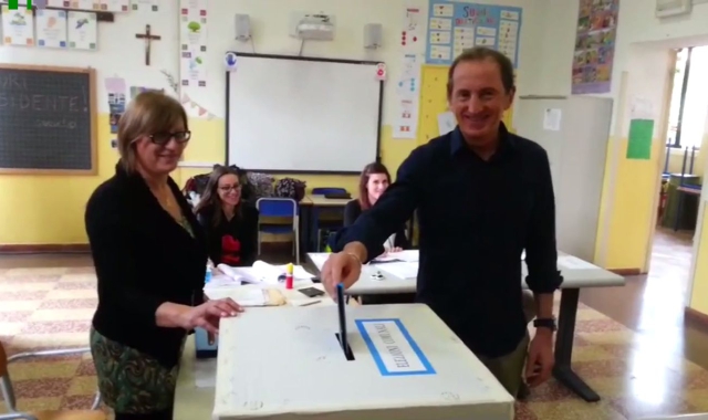 Emanuele Antonelli (qui al voto) in vantaggio a Busto Arsizio