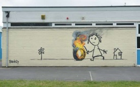 Un nuovo graffito di Banksy per una scuola elementare a Bristol (è molto bello)