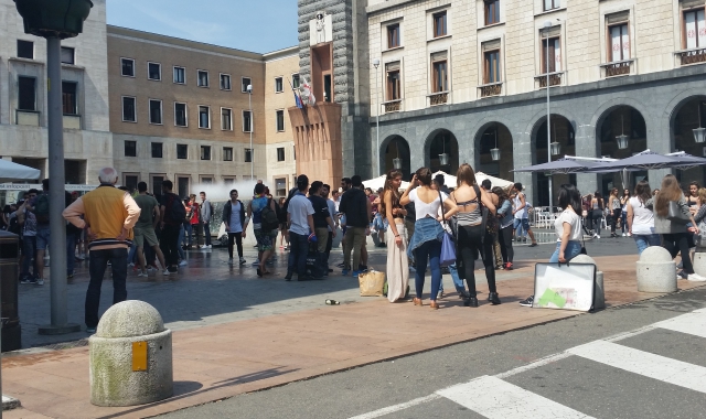 Studenti in piazza Monte Grappa per il “rito” del bagno nella fontana