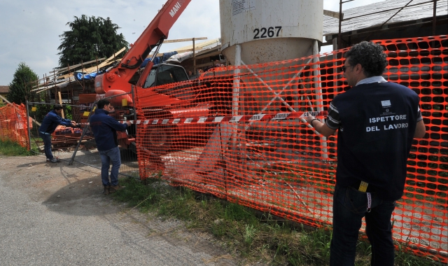 Il cantiere messo sotto sequestro dai carabinieri (Foto Blitz)