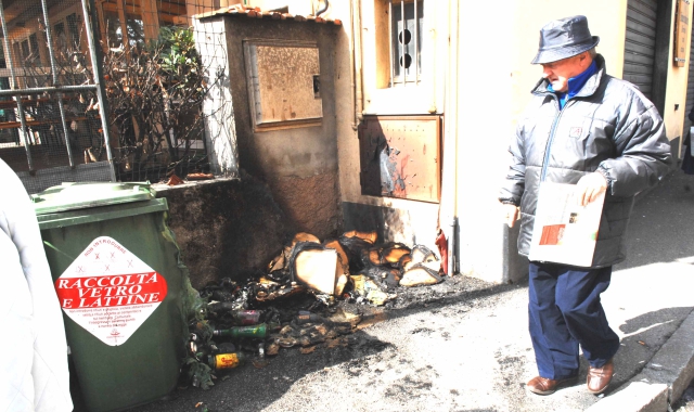 Uno dei cassonetti incendiati due anni fa a Giubiano (Archivio)