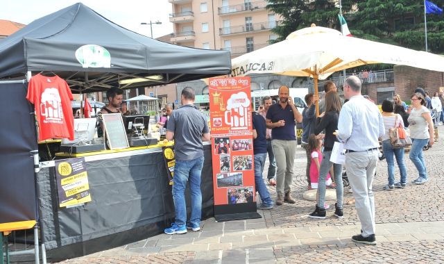 Torna lo street food in piazza Repubblica (Foto Archivio)