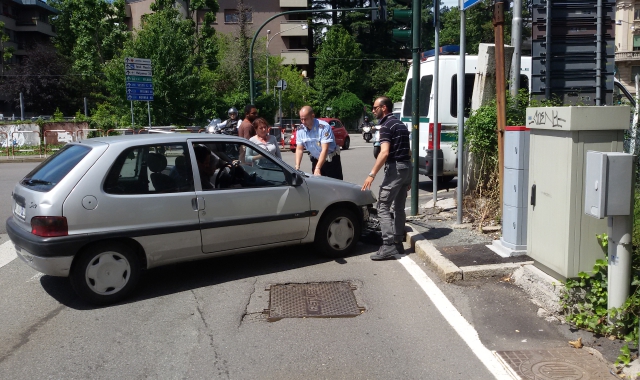 L’utilitaria finita in testacoda contro il semaforo di via Lazio