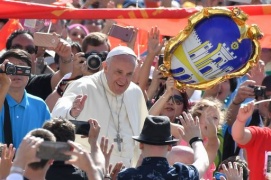 Papa a udienza con accanto rifugiati: non escludiamo fratelli