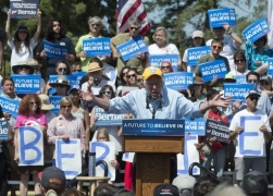 Usa, Sanders getta la spugna: voterò per Hillary Clinton