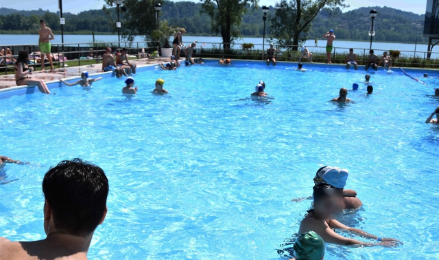Primo assalto al lido della Schiranna. L’impianto resterà aperto fino a settembre